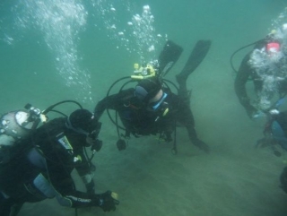  tocar la arena de los fondos